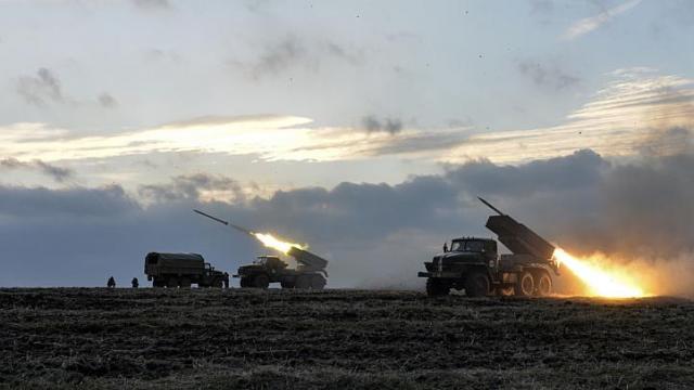 Qu&acirc;n đội Kiev bắn t&ecirc;n lửa Grad về ph&iacute;a phe ly khai b&ecirc;n ngo&agrave;i thị trấn Debaltseve h&ocirc;m 8-2. Ảnh: Reuters
