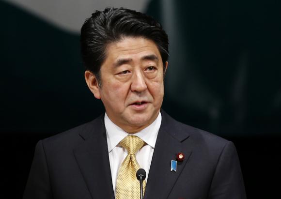 Ch&iacute;nh quyền Tổng thống Abe th&ocirc;ng qua điều lệ cho ph&eacute;p viện trợ phi qu&acirc;n sự ở nước ngo&agrave;i. Ảnh: Reuters