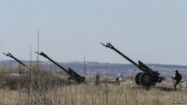 Các khẩu pháo của quân đội Kiev bên ngoài thị trấn Debaltseve. Ảnh: Reuters