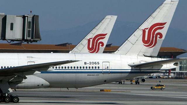 M&aacute;y bay của Air China đậu tại s&acirc;n bay quốc tế Bắc Kinh. Ảnh: Bloomberg