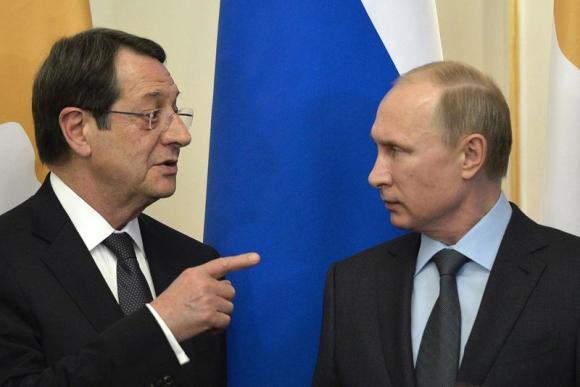 Tổng thống Nga Vladimir Putin (phải) v&agrave; người đồng cấp Cộng h&ograve;a Cyprus Nicos Anastasiades (tr&aacute;i) k&yacute; thỏa thuận qu&acirc;n sự h&ocirc;m 25-2. Ảnh: Reuters