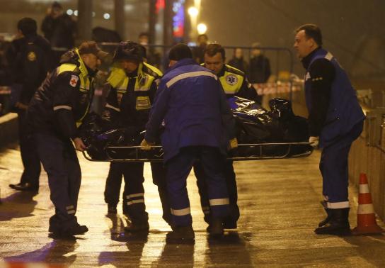 Thi thể &ocirc;ng Nemtsov được đưa l&ecirc;n xe cứu thương. Ảnh: Reuters