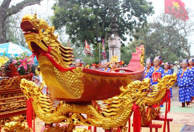 Thuyền rồng d&ugrave;ng để đựng c&aacute; tế