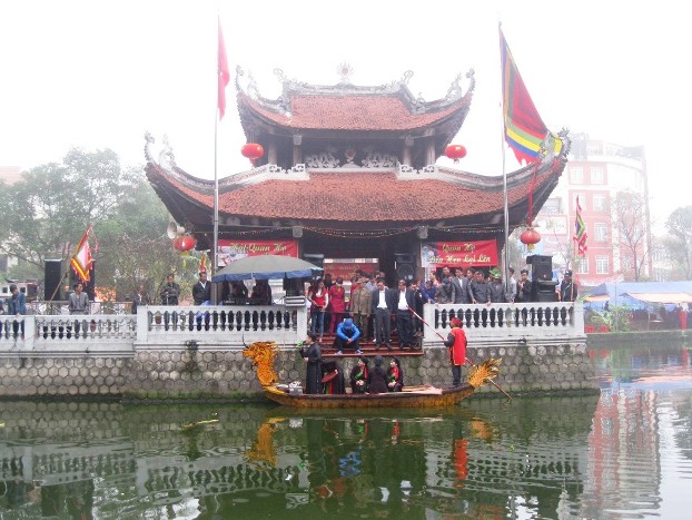 Li&ecirc;̀n anh, li&ecirc;̀n chị hát tại h&ocirc;̀ Thủy Đình (thị trấn Lim, huyện Ti&ecirc;n Du, tỉnh Bắc Ninh) - điểm trung t&acirc;m của lễ hội Lim