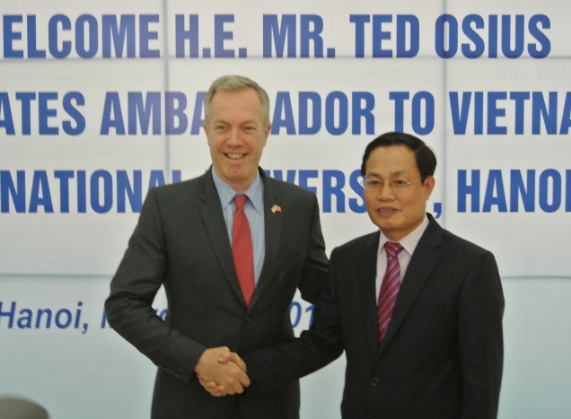 Ph&oacute; Gi&aacute;m đốc Đại học Quốc gia H&agrave; Nội Nguyễn Hữu Đức ch&agrave;o mừng Đại sứ Ted Osius