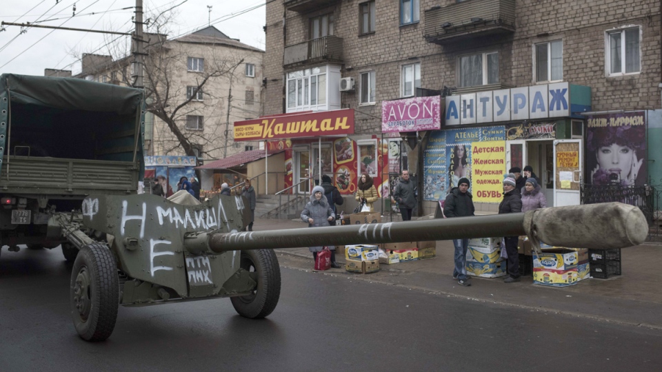 Quân đội Kiev di chuyển trên đường phố Mariupol. Ảnh: AP