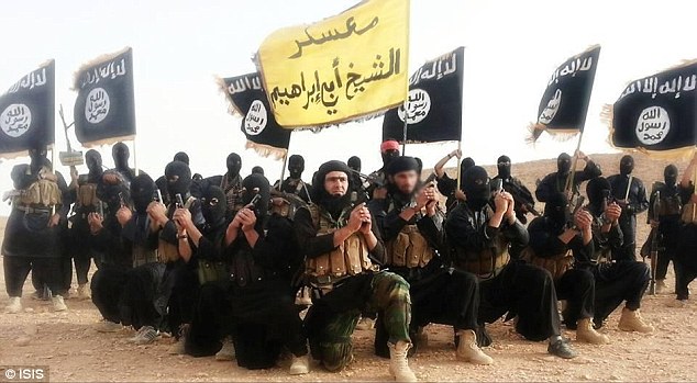 Các tay súng IS chuẩn bị xử bắn 2 thành viên làm gián điệp cho chính phủ Syria. Ảnh: Daily Mail