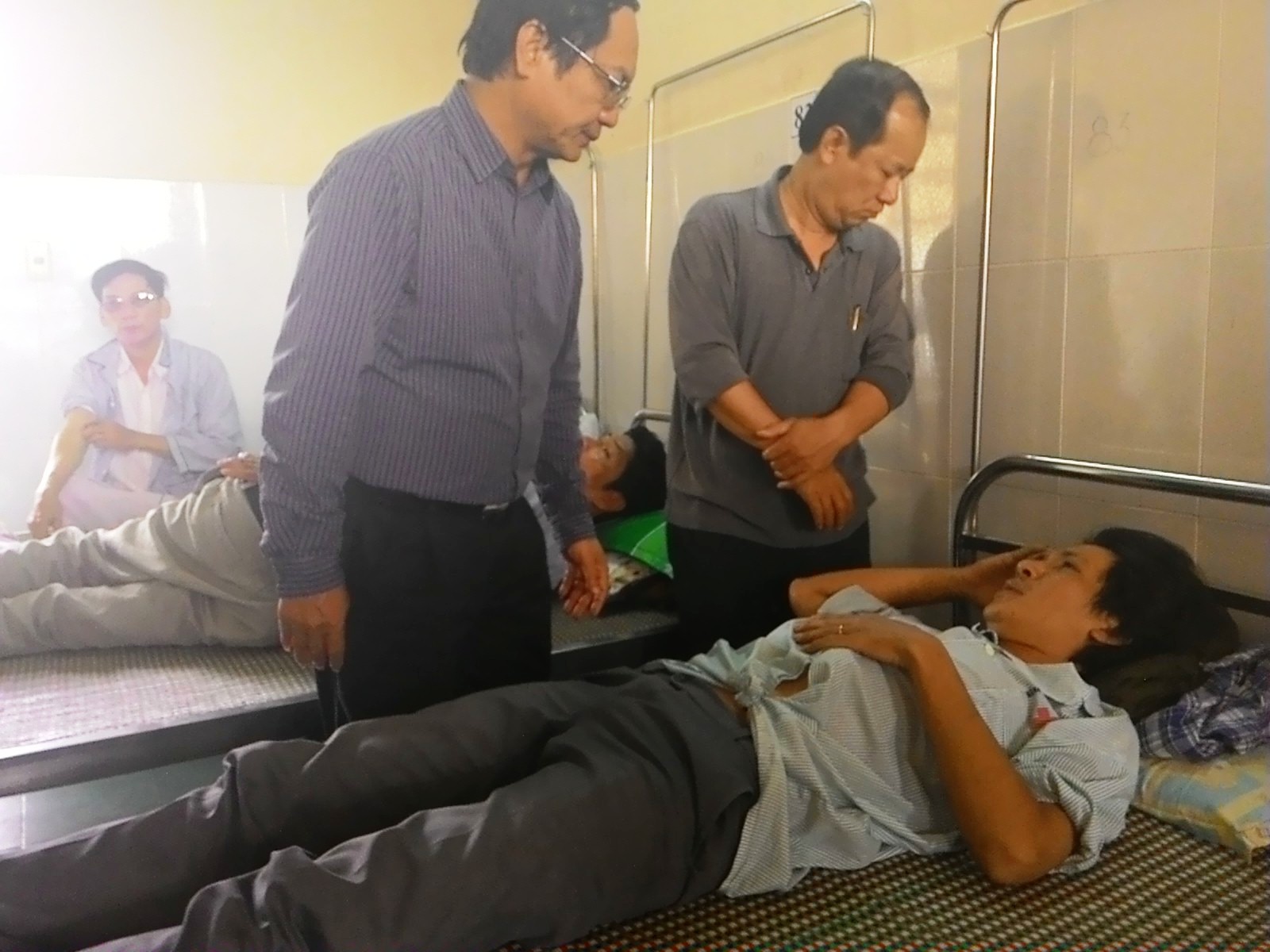 Đại diện l&atilde;nh đạo Tổng C&ocirc;ng ty Đường sắt Việt Nam đến thăm phụ t&agrave;u Hồ Ngọc Hải.