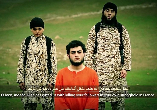 Cậu bé khoảng 12 tuổi và một người đàn ông trong đoạn video xử tử gián điệp Israel Muhammad Musallam. Ảnh: Daily Mail