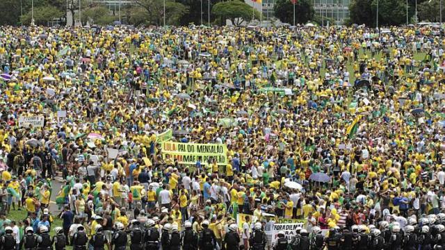 Người biểu t&igrave;nh tụ tập ở thủ đ&ocirc; Brasilia. Ảnh: Reuters