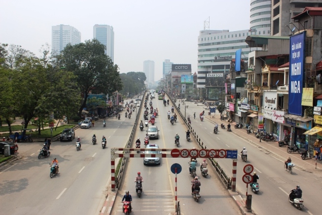 Phố phường Hà Nội tràn ngập nắng sau nhiều ngày mưa phùn trong giá rét