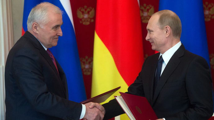 Tổng thống Nga Vladimir Putin (phải) v&agrave; l&atilde;nh đạo Nam Ossetian Leonid Tibilov k&yacute; hiệp ước h&ocirc;m 18-3. Ảnh: RIA Novosti