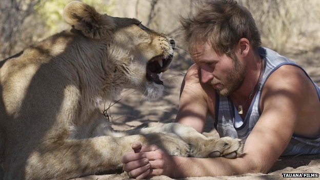 Anh Valentin Gruener v&agrave; con sư tử c&aacute;i Sirga. Ảnh: Tauana Films