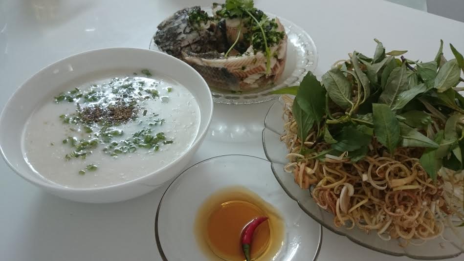 Món cháo cá nước cốt dừa không thể thiếu bắp chuối bào