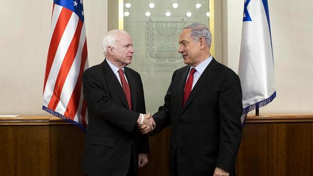 Thủ tướng Israel Benjamin Netanyahu (phải) bắt tay thượng nghị sĩ John McCain tại Jerusalem ngày 19-1-2015. Ảnh: Reuters