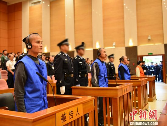 Ba nghi can khủng bố Iskandar Ehet, Turgun Tohtunyaz và Hasayn Muhammad (áo xanh) và nữ nghi can Patigul Tohti trong phiên tòa ngày 31-10-2014. Ảnh: China News