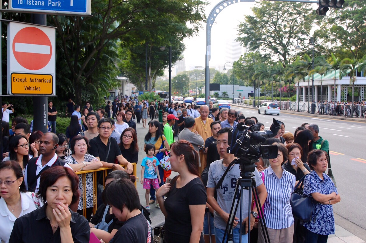 H&agrave;ng ng&agrave;n người d&acirc;n Singapore đồng loạt h&ocirc; vang &ldquo;L&yacute; Quang Diệu&rdquo; khi nh&igrave;n thấy linh cữu của &ocirc;ng phủ quốc kỳ Singapore đi qua. Ảnh: CNA
