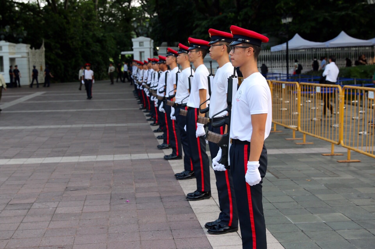 Đội nghi lễ đứng b&ecirc;n ngo&agrave;i cung điện Istana chuẩn bị. Ảnh: CNA