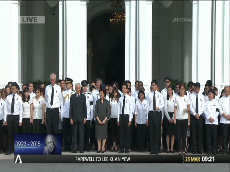 Tổng thống Singapore Tony Tan c&ugrave;ng 90 th&agrave;nh vi&ecirc;n văn ph&ograve;ng thủ tướng, tổng thống đứng ngo&agrave;i cung điện Istana  tỏ l&ograve;ng t&ocirc;n k&iacute;nh. Ảnh: CNA