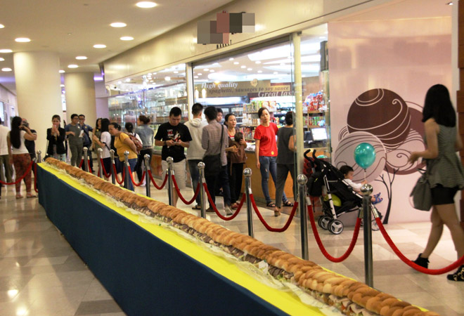 Ổ b&aacute;nh m&igrave; d&agrave;i 18 m phục vụ miễn ph&iacute; gần 500 người.