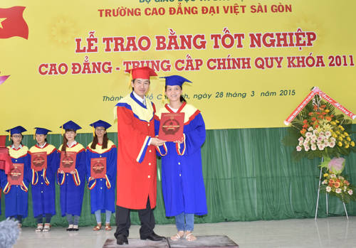 494 SV CĐ Đại Việt Sài Gòn nhận bằng tốt nghiệp
