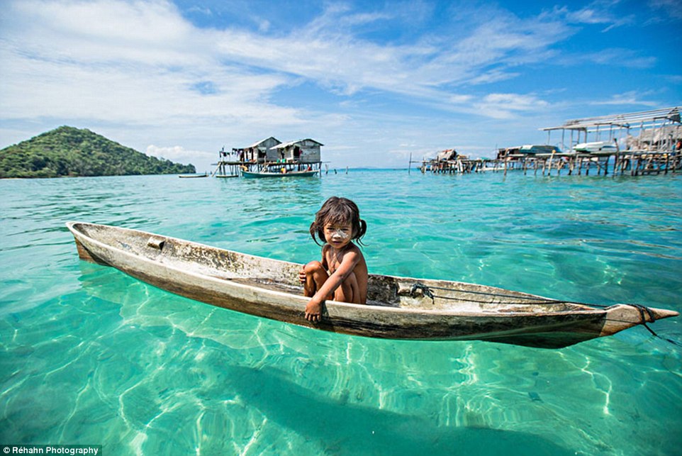Những đứa trẻ Bajau giống như cá dưới biển. Chúng biết bơi từ rất sớm và được dạy bắt cá từ khi lên 8. Ảnh: Daily Mail
