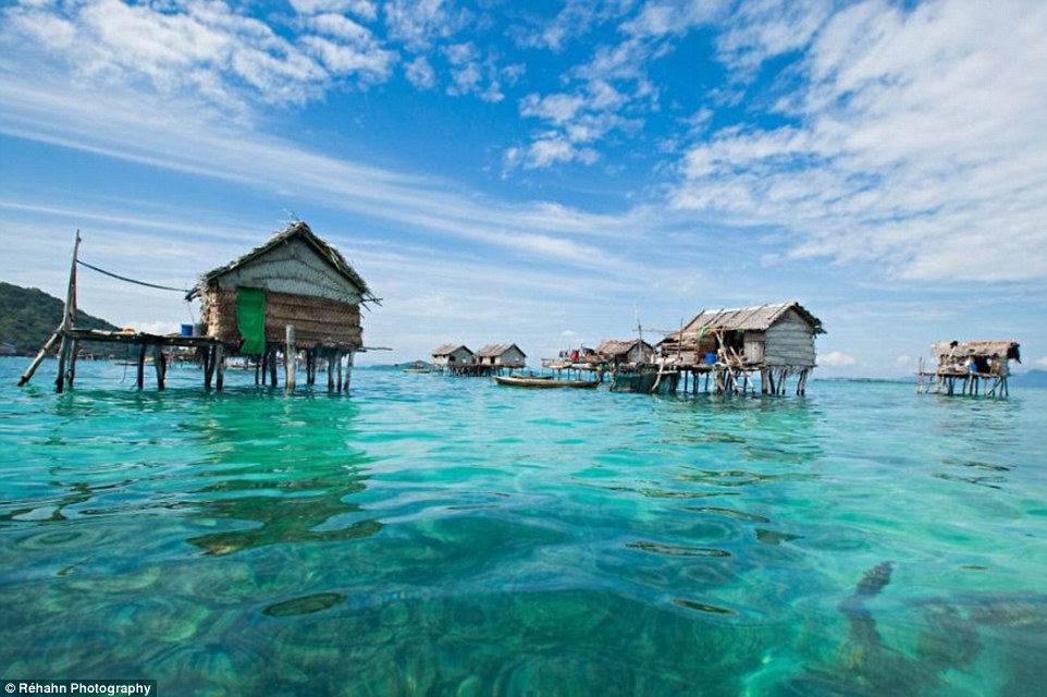 Những ngôi nhà nổi của người Bajau. Ảnh: Daily Mail