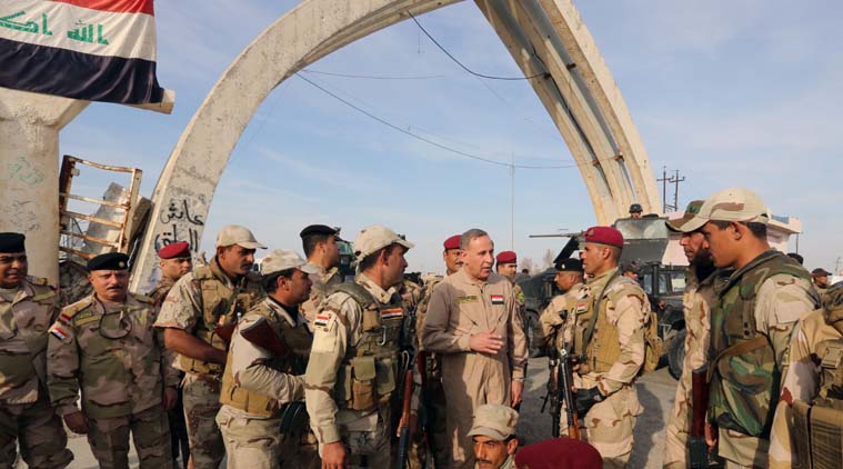 Bộ trưởng Quốc ph&ograve;ng Iraq Khalid al-Obeidi (giữa) n&oacute;i chuyện với lực lượng tham gia t&aacute;i chiếm Tikrit. Ảnh: AP