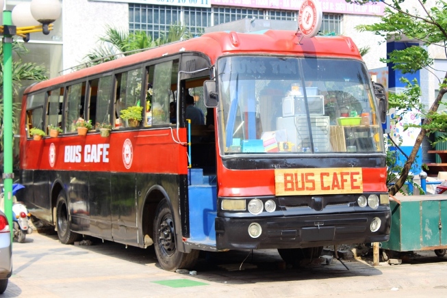 Quán cà ph&ecirc; xe bu&yacute;t, m&ocirc;̣t nét đ&ocirc;̣c đáo tại Hà Thành