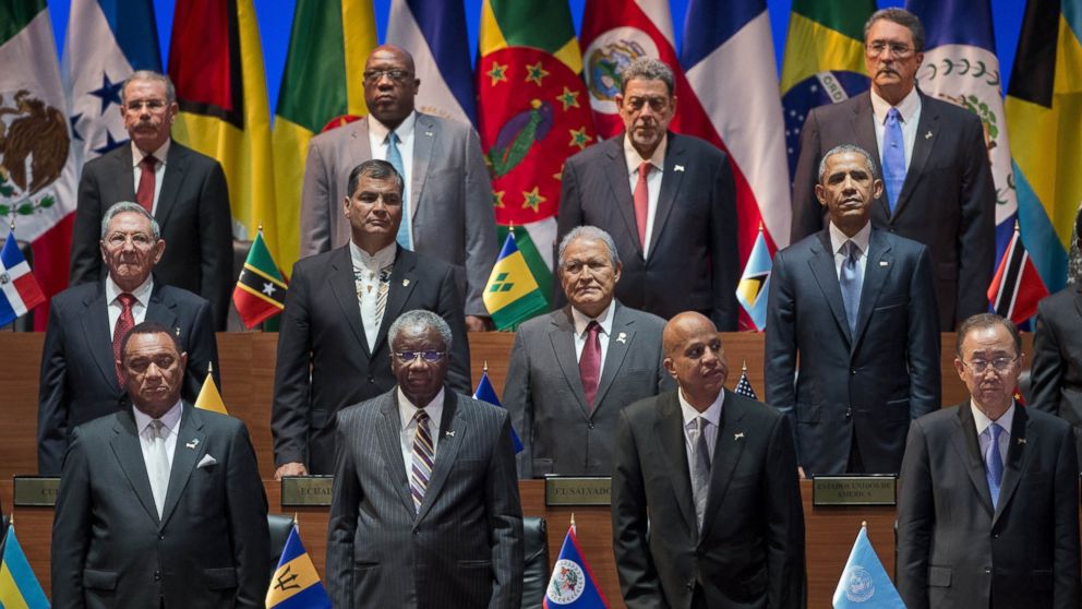 Tổng thống Mỹ Barack Obama (h&agrave;ng giữa, b&ecirc;n phải) đứng kh&aacute; gần Chủ tịch Cuba Raul Castro (h&agrave;ng giữa, b&ecirc;n tr&aacute;i) tại Hội nghị thượng đỉnh c&aacute;c nước ch&acirc;u Mỹ. Ảnh: AP