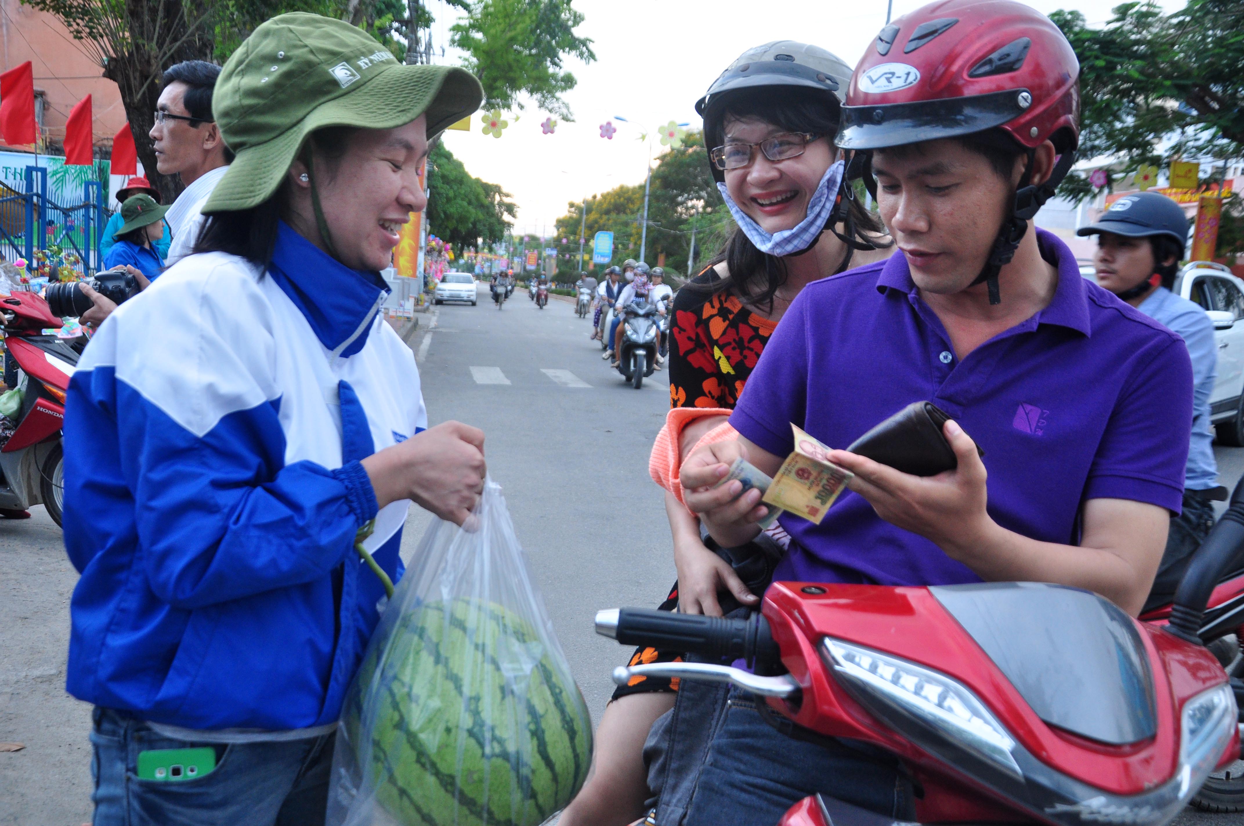 Đoàn viên thanh niên bán dưa hấu giúp bà con nông dân. Ảnh: T.Trực