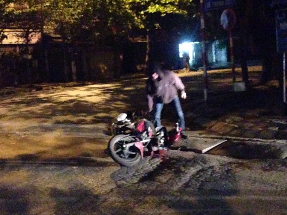 Chiếc xe máy bị nát phần đầu sau vụ tai nạn
