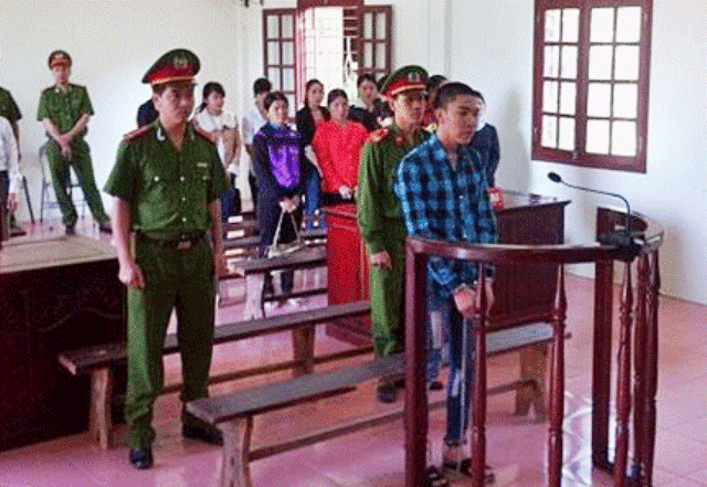 Đối tượng Đinh Văn Hải trước v&agrave;nh m&oacute;ng ngựa