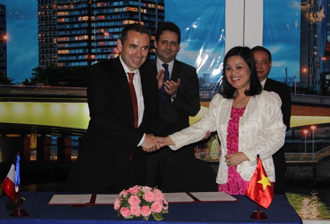 Đại sứ Ph&aacute;p Jean Noel Poirier (tr&aacute;i) v&agrave; đại diện Hanoi Red Tour k&yacute; thỏa thuận đối t&aacute;c