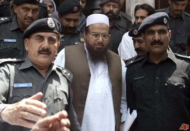 Hafiz Muhammad Saeed (giữa) từng bị cảnh sát Pakistan bắt vì nghi dàn xếp các vụ tấn công ở Mumbai - Ấn Độ làm 166 người chết nhưng sau đó được thả. Ảnh: AP