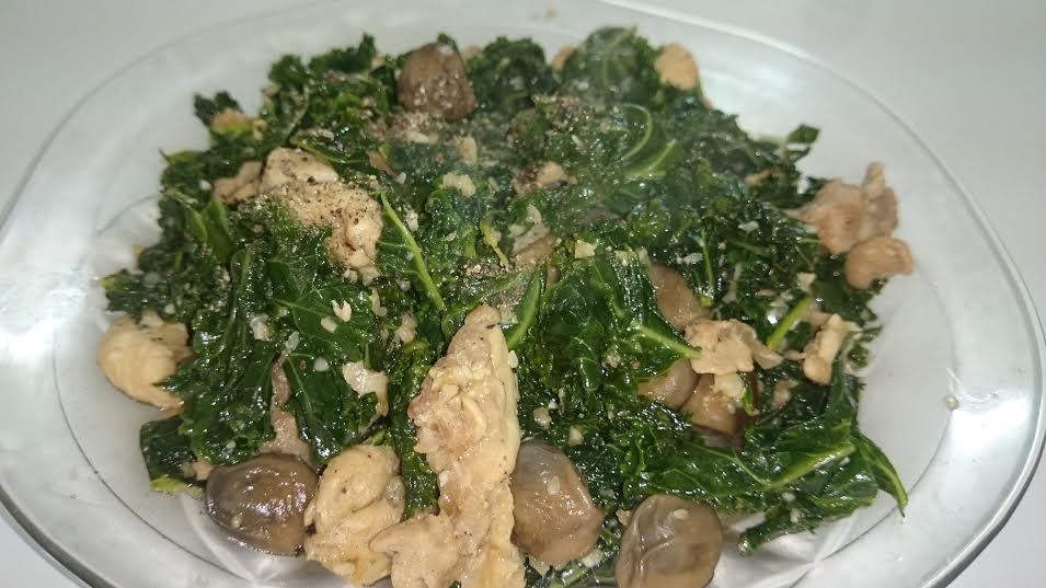 Kale x&agrave;o thịt g&agrave; nấm rơm