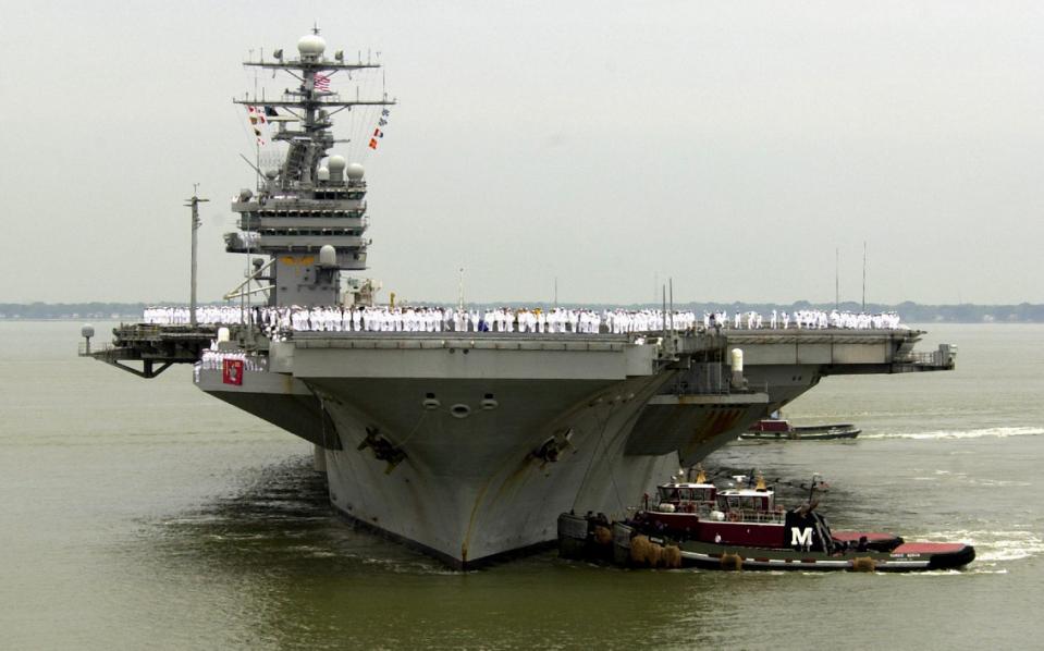 T&agrave;u s&acirc;n bay USS Theodore Roosevelt của lực lượng Hải qu&acirc;n Mỹ. Ảnh: AP