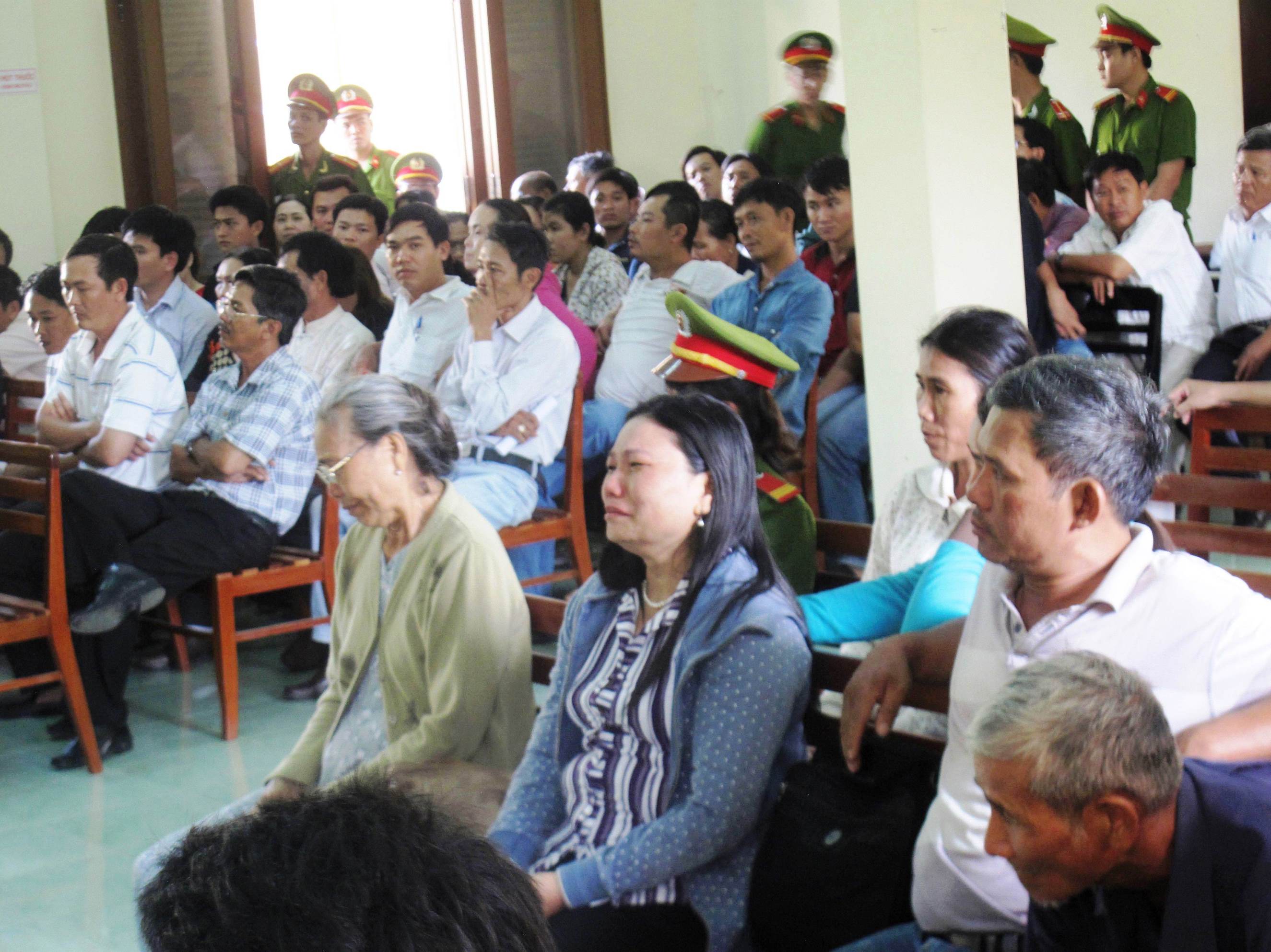B&agrave; Ng&ocirc; Thị Tuyết bật kh&oacute;c với mức &aacute;n d&agrave;nh cho c&aacute;c bị c&aacute;o tại phi&ecirc;n t&ograve;a sơ thẩm lần 2