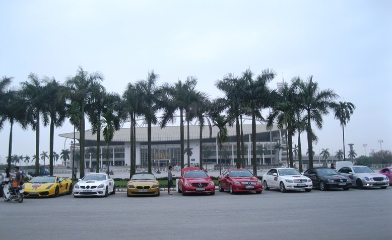 Hàng loạt &ldquo;x&ecirc;́ h&ocirc;̣p&rdquo; khủng gắn bi&ecirc;̉n TP HCM tụ họp tại quảng trường S&acirc;n vận động Mỹ Đình