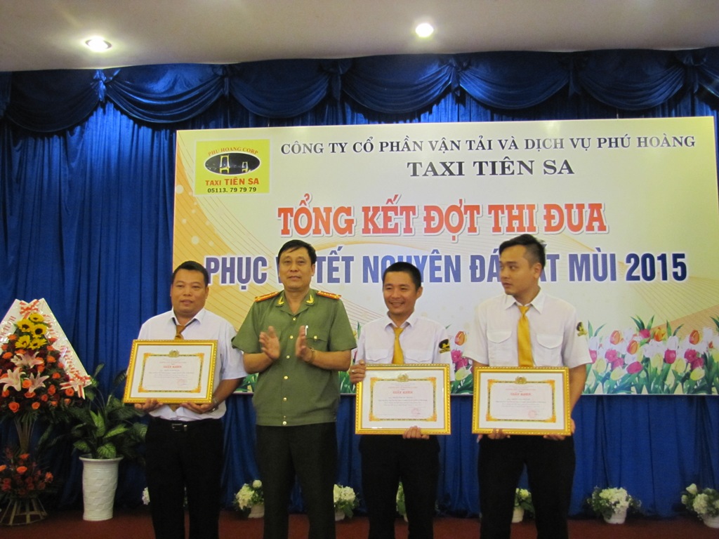 Đại tá Trần Văn Chung, trao tặng giấy khen cho 3 tài xế bắt trộm