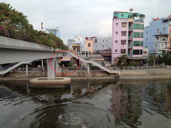 Nhiều trẻ em k&eacute;o nhau diễn tr&ograve; nhảy từ tr&ecirc;n cao xuống k&ecirc;nh trong những ng&agrave;y nắng n&oacute;ng