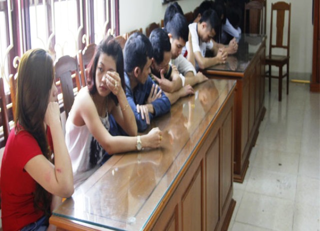 C&aacute;c đối tượng đang bay thuốc lắc trong quan karaoke bị c&ocirc;ng an bắt giữ