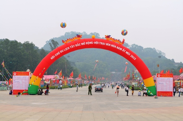 Khu di t&iacute;ch Đền H&ugrave;ng sẵn s&agrave;ng đ&oacute;n hàng triệu người d&acirc;n đ&ecirc;́n d&acirc;ng hương l&ecirc;n các Vua Hùng đ&ecirc;̉ tưởng nhớ c&ocirc;̣i ngu&ocirc;̀n của mình