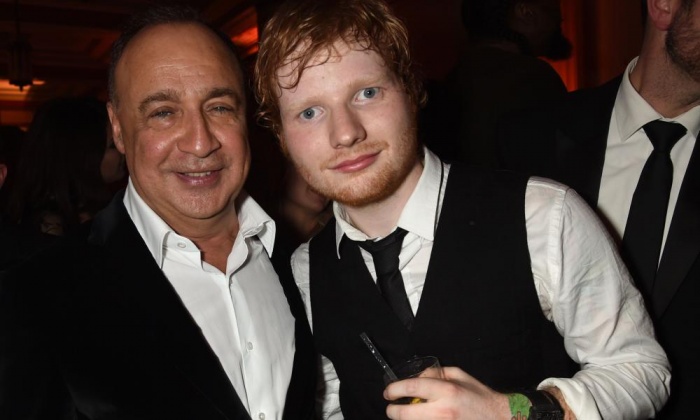 Tỉ ph&uacute; Len Blavatnik (tr&aacute;i) v&agrave; nam ca sĩ - nhạc sĩ nổi tiếng người Anh Ed Sheeran chụp h&igrave;nh tại C&ocirc;ng ty Warner. Ảnh: The Guardian