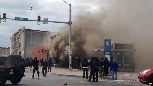 Bạo động b&ugrave;ng ph&aacute;t ở Baltimore h&ocirc;m 27-4. Ảnh: AP