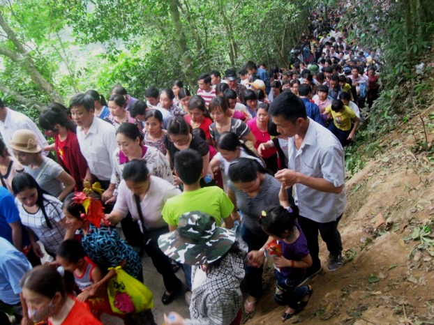H&agrave;ng chục vạn người nh&iacute;ch từng bước tr&ecirc;n đường l&ecirc;n d&acirc;ng hương Vua H&ugrave;ng