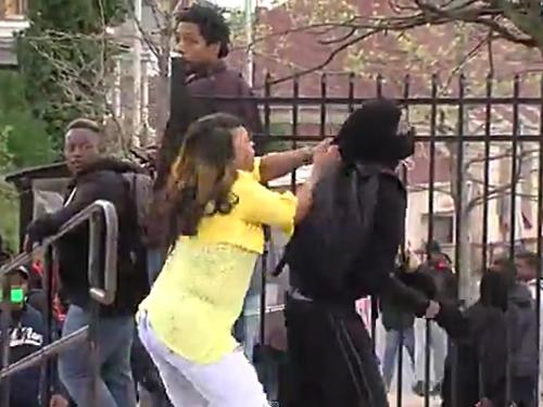 Mỹ: Lộ diện bà mẹ "anh hùng" trong cuộc bạo loạn Baltimore