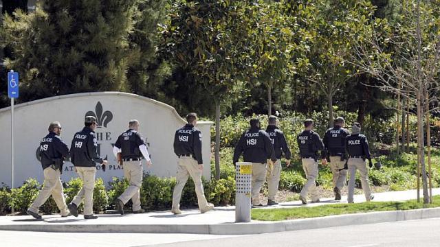 Nh&acirc; vi&ecirc;n cơ quan li&ecirc;n bang kh&aacute;m x&eacute;t c&aacute;c chung cư ở California h&ocirc;m 3-3. Ảnh: Reuters