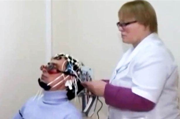 C&aacute;c nh&agrave; khoa học đang kiểm tra n&atilde;o một người mắc chứng bệnh &ldquo;c&ocirc;ng ch&uacute;a ngủ trong rừng&rdquo;. Ảnh: Siberian Times
