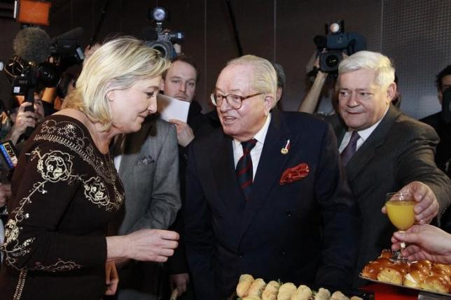 B&agrave; Marine Le Pen (tr&aacute;i) trong một cuộc gặp gỡ cha m&igrave;nh, &ocirc;ng Jean-Marie Le Pen năm 2012. Ảnh: Reuters